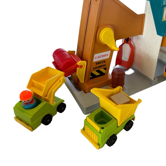 Vintage 1979 Fisher Price Lift and Load Depot - Picture 2 of 7